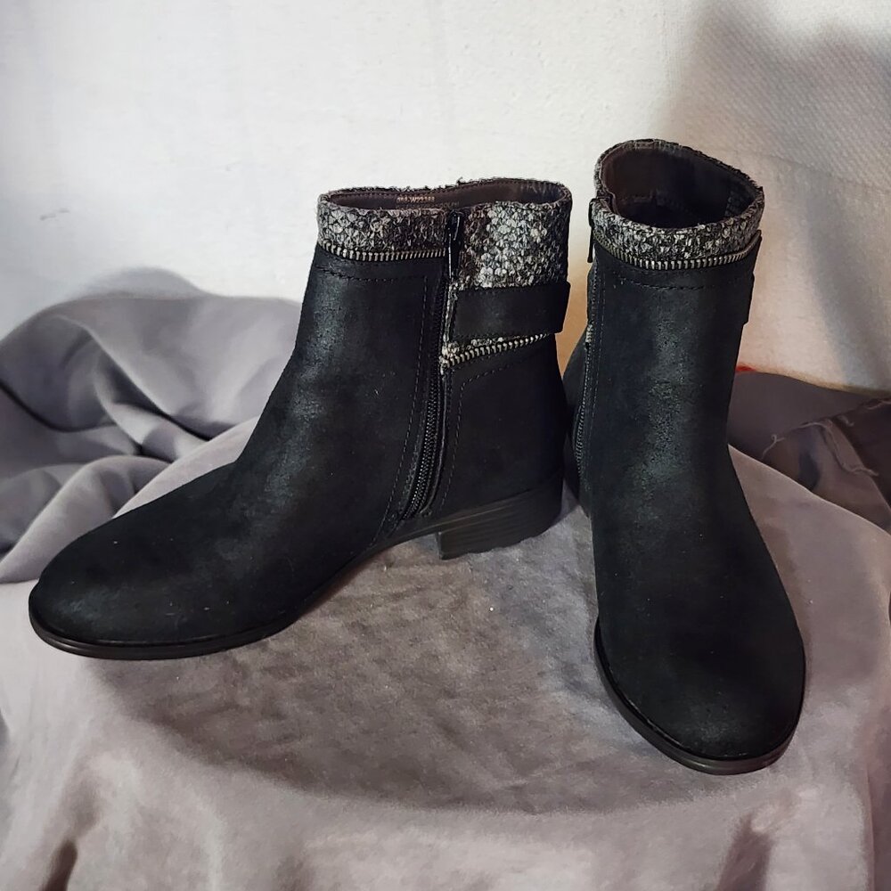 White Mountain Black Faux Suede Zip Buckle Fabric Upper Ankle Randolph Boot 6.5M